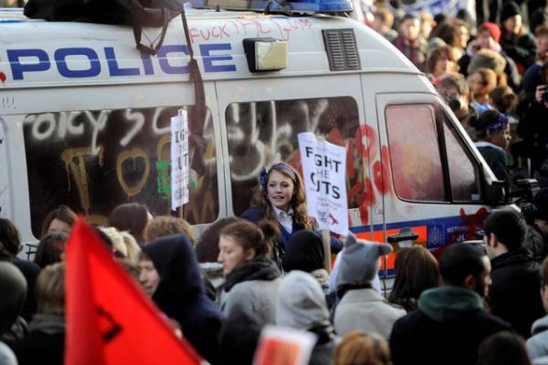 Britanijoje antrąkart dėl mokesčių už mokslą protestuojantys studentai susirėmė su policija