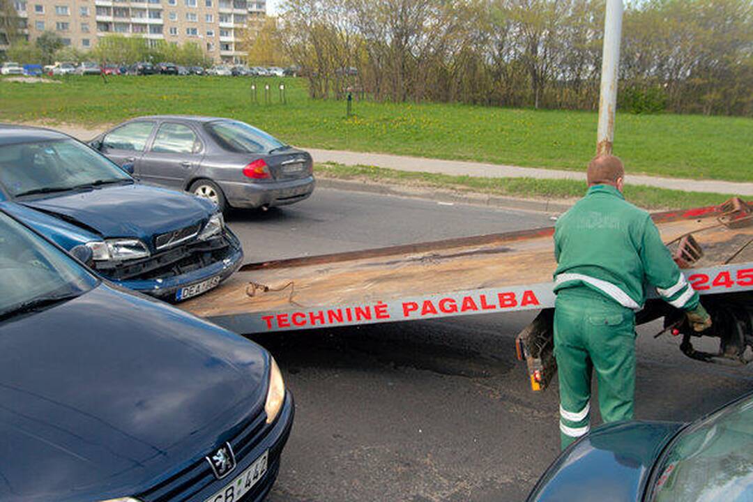 Girtas vairuotojas Žirmūnuose sudaužė tris automobilius