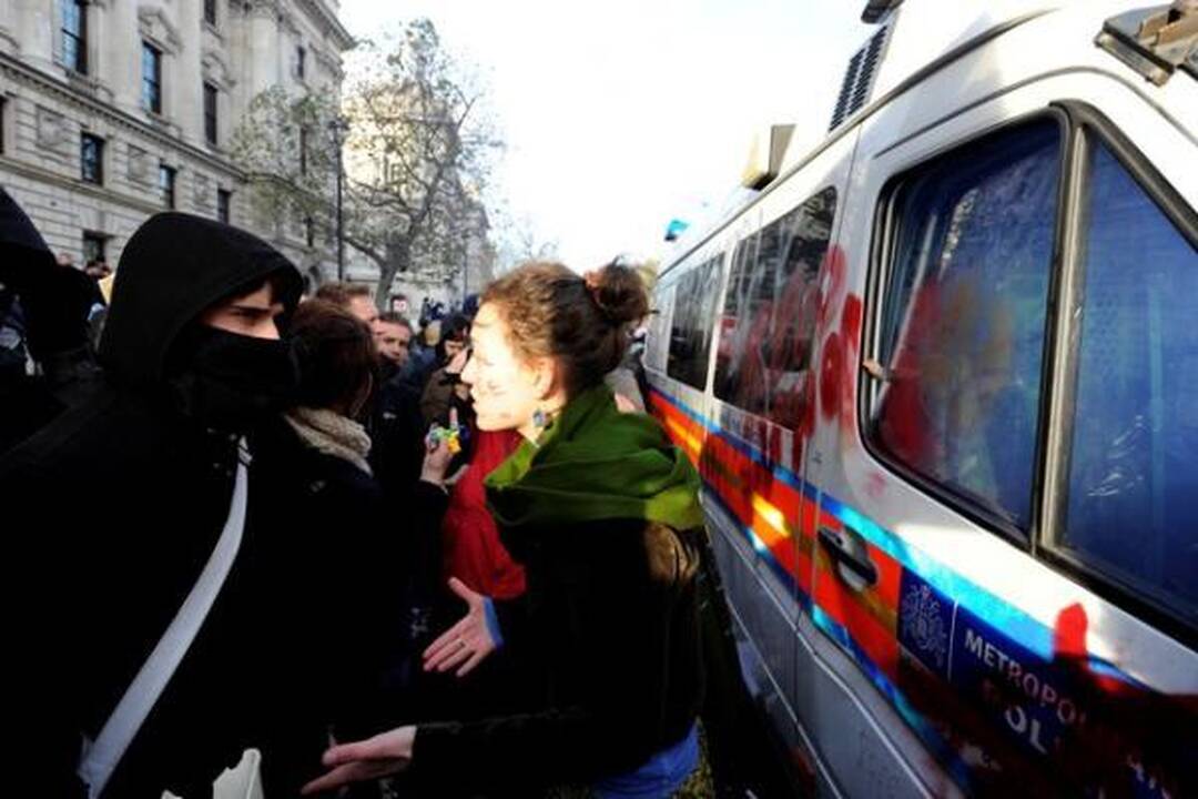 Britanijoje antrąkart dėl mokesčių už mokslą protestuojantys studentai susirėmė su policija