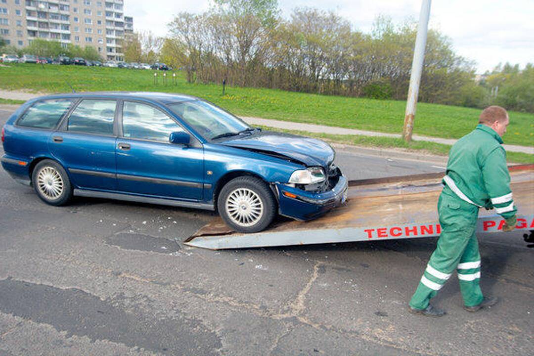 Girtas vairuotojas Žirmūnuose sudaužė tris automobilius