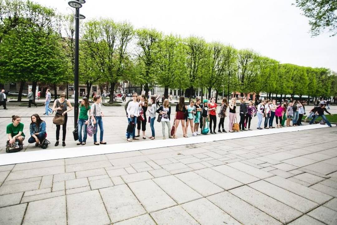 R. Kalantos žūties metinės: skambant roko muzikai vaikai piešė laisvę