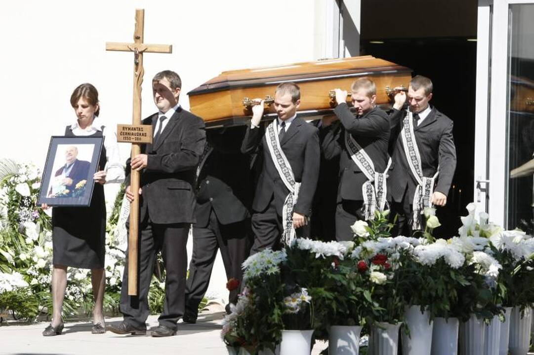 Rašytojas R.Černiauskas išlydėtas amžinybėn