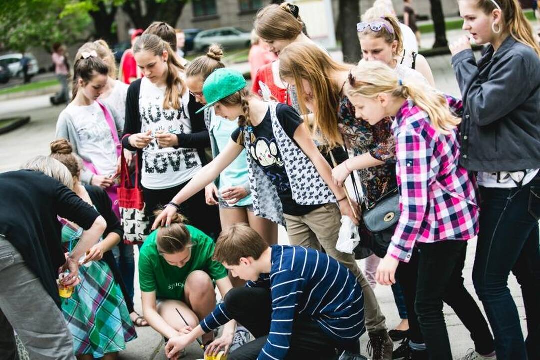 R. Kalantos žūties metinės: skambant roko muzikai vaikai piešė laisvę