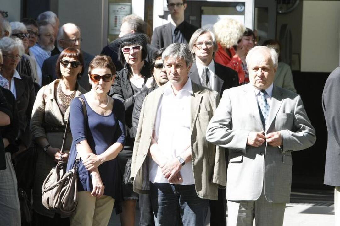 Rašytojas R.Černiauskas išlydėtas amžinybėn