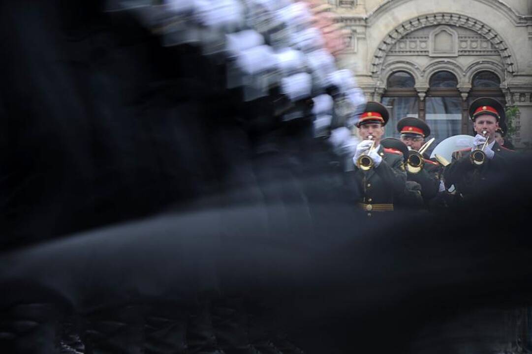 Pergalės diena Rusijoje: lietaus debesis sklaidė lėktuvai