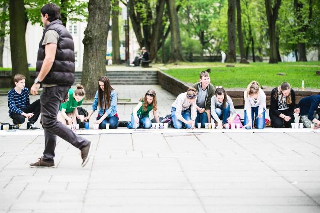 R. Kalantos žūties metinės: skambant roko muzikai vaikai piešė laisvę