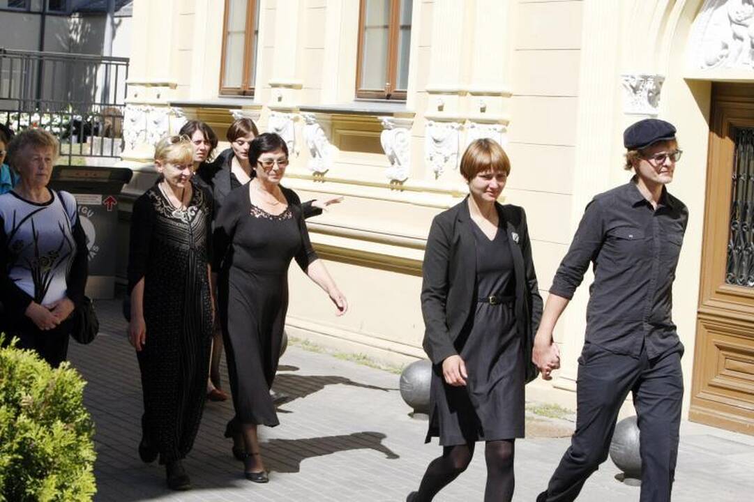 Rašytojas R.Černiauskas išlydėtas amžinybėn