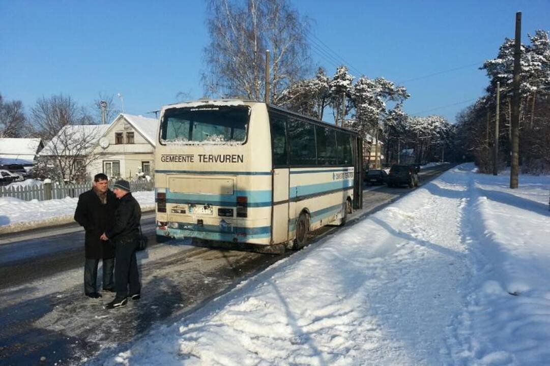 Po smūgio į autobusą BMW supleškėjo, vairuotoja teisinosi karščiavimu 