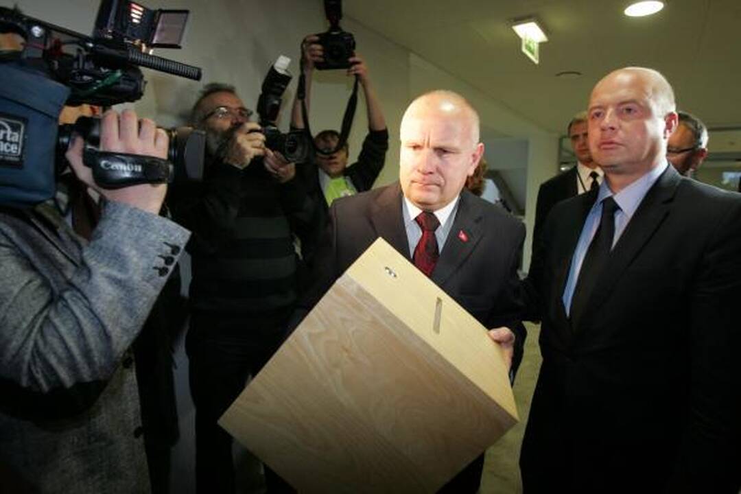 Iš L.Karaliaus Seimo nario mandatas atimtas, iš A.Sacharuko - ne