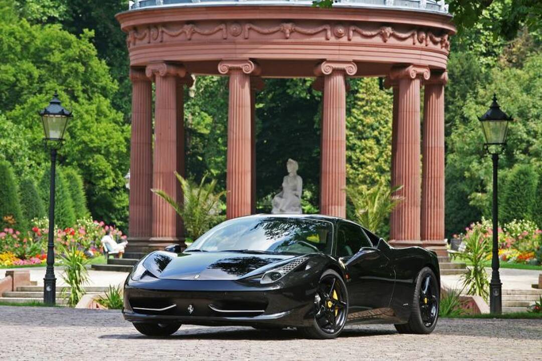 „Ferrari“, kurio stogas spindi kaip veidrodis