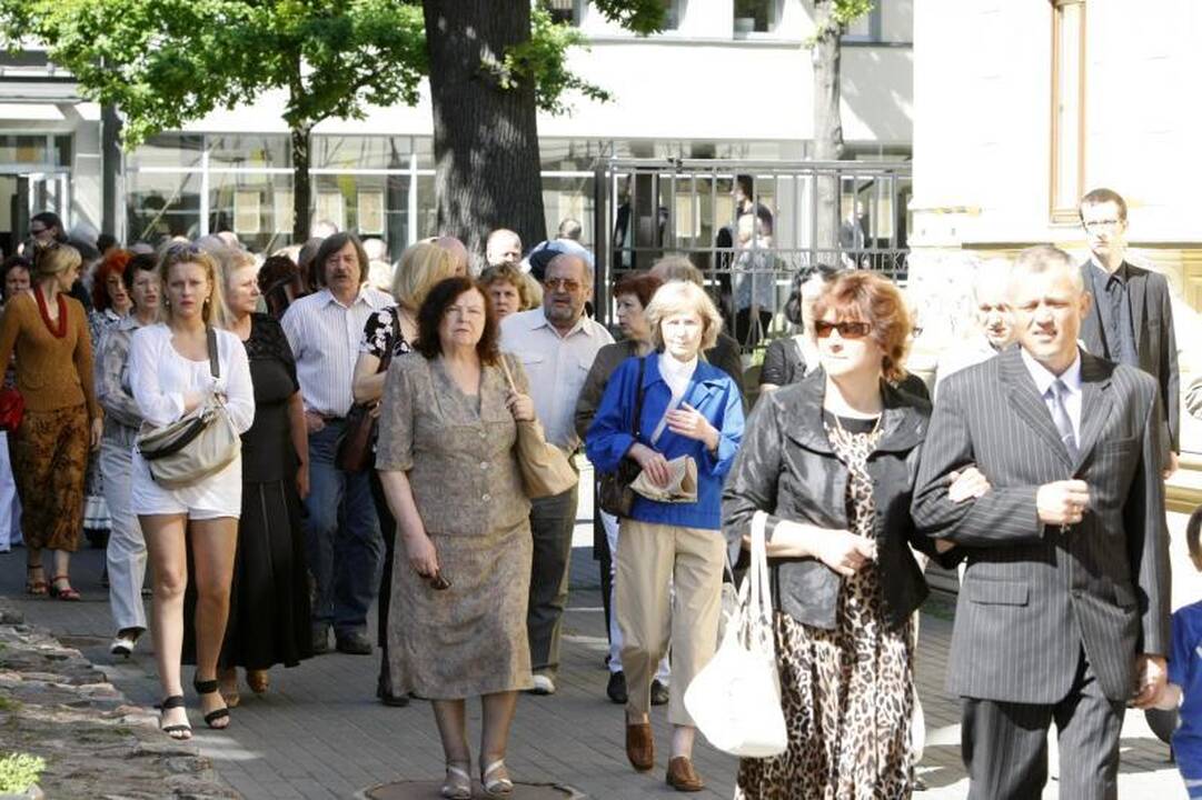 Rašytojas R.Černiauskas išlydėtas amžinybėn