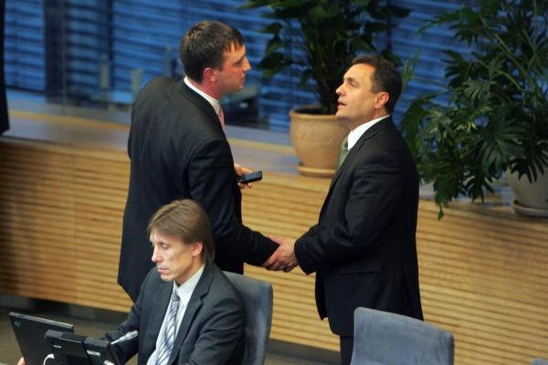 Iš L.Karaliaus Seimo nario mandatas atimtas, iš A.Sacharuko - ne
