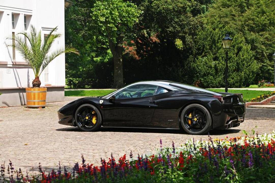 „Ferrari“, kurio stogas spindi kaip veidrodis