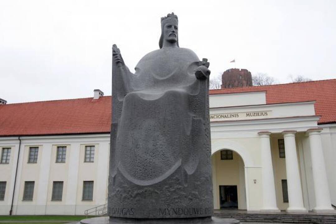 Vilniuje vandalai išniekino Užupio angelą, Mindaugo ir Gedimino paminklus
