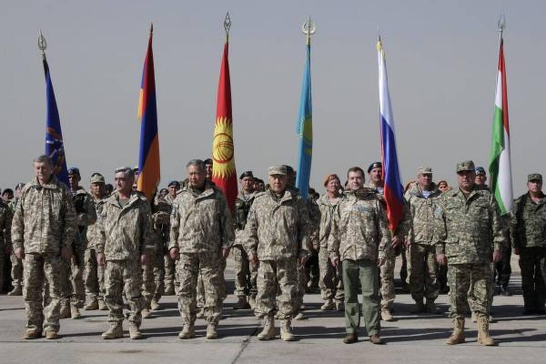 Prasidėjo rusų vadovaujami kariniai manevrai