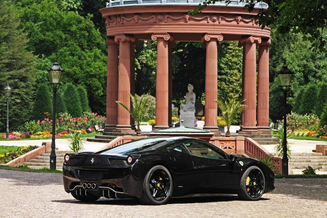 „Ferrari“, kurio stogas spindi kaip veidrodis