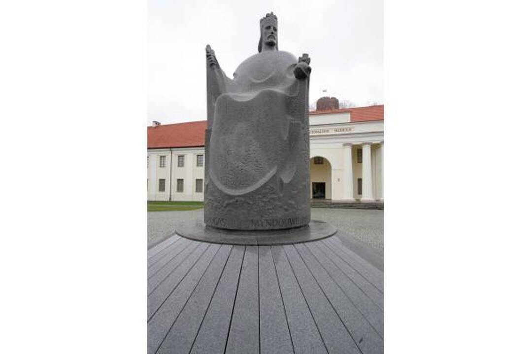 Vilniuje vandalai išniekino Užupio angelą, Mindaugo ir Gedimino paminklus