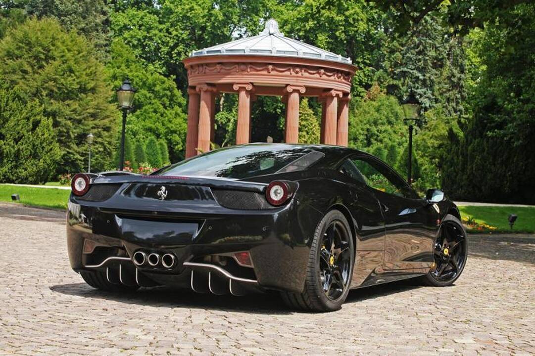 „Ferrari“, kurio stogas spindi kaip veidrodis