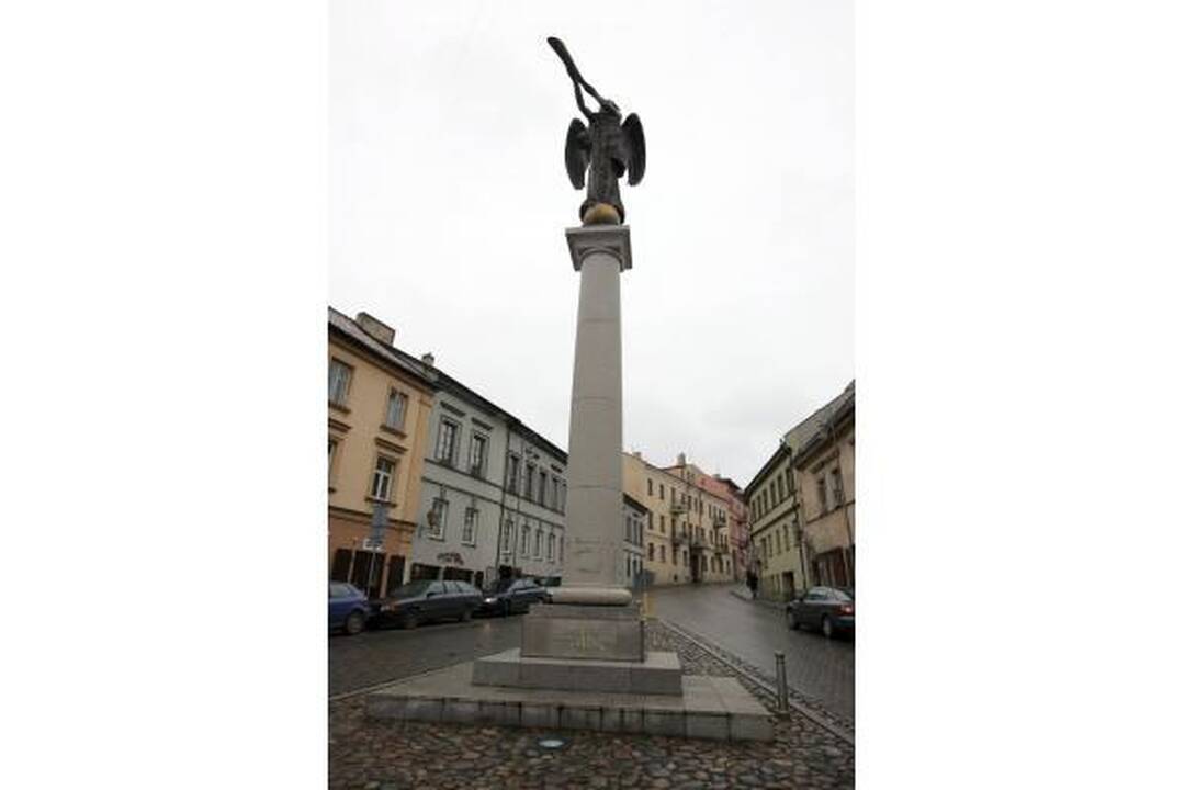 Vilniuje vandalai išniekino Užupio angelą, Mindaugo ir Gedimino paminklus