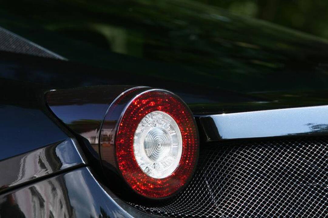 „Ferrari“, kurio stogas spindi kaip veidrodis