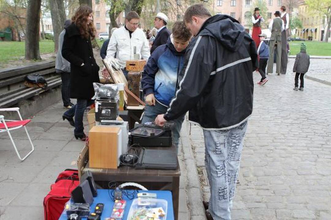 Blusų turguje pardavinėjo ir bombą