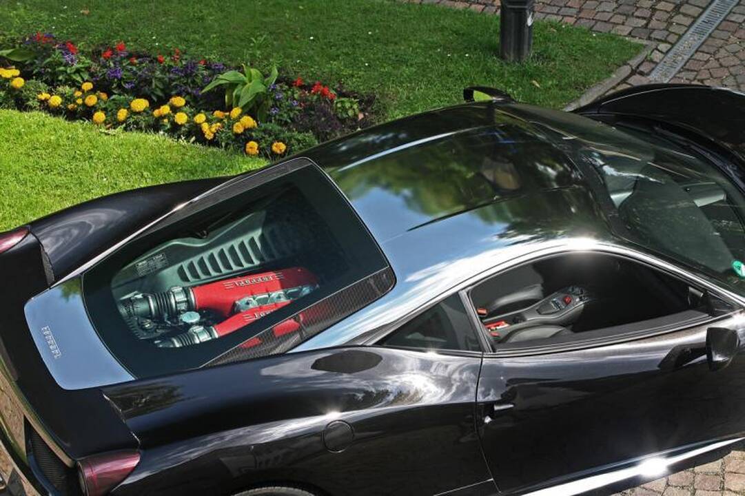 „Ferrari“, kurio stogas spindi kaip veidrodis