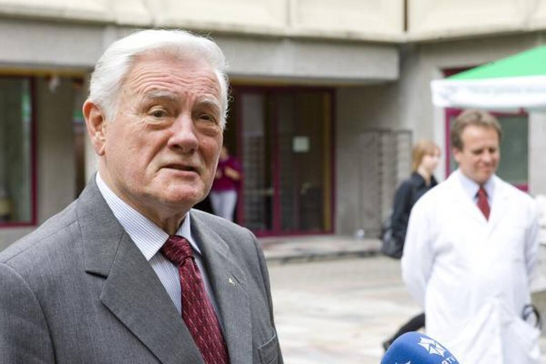 Prezidentas V.Adamkus grįžo namo