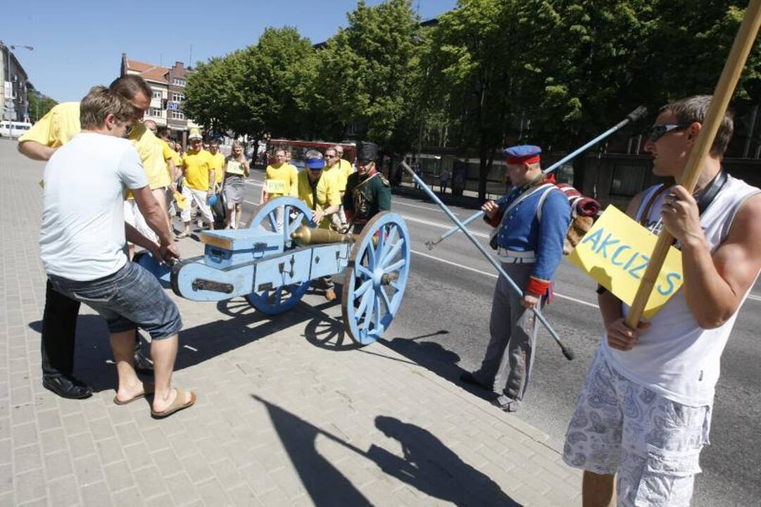 Politikai šventė laisvę nuo mokesčių