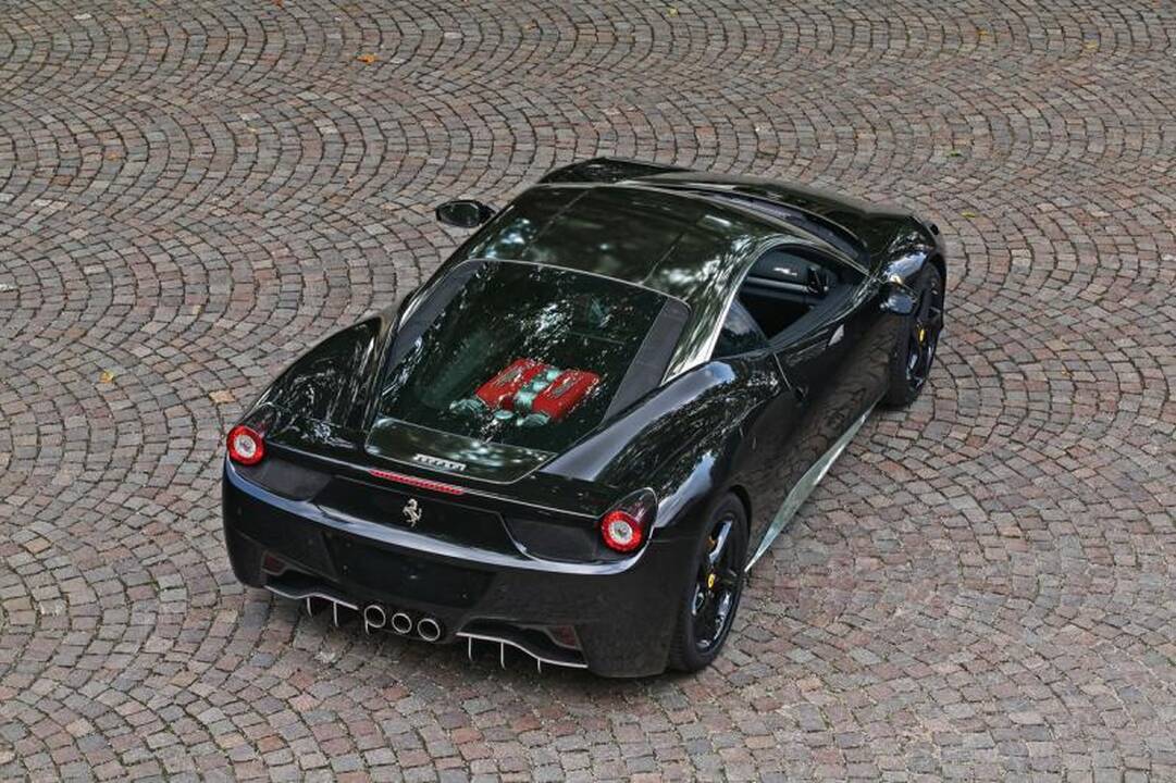 „Ferrari“, kurio stogas spindi kaip veidrodis