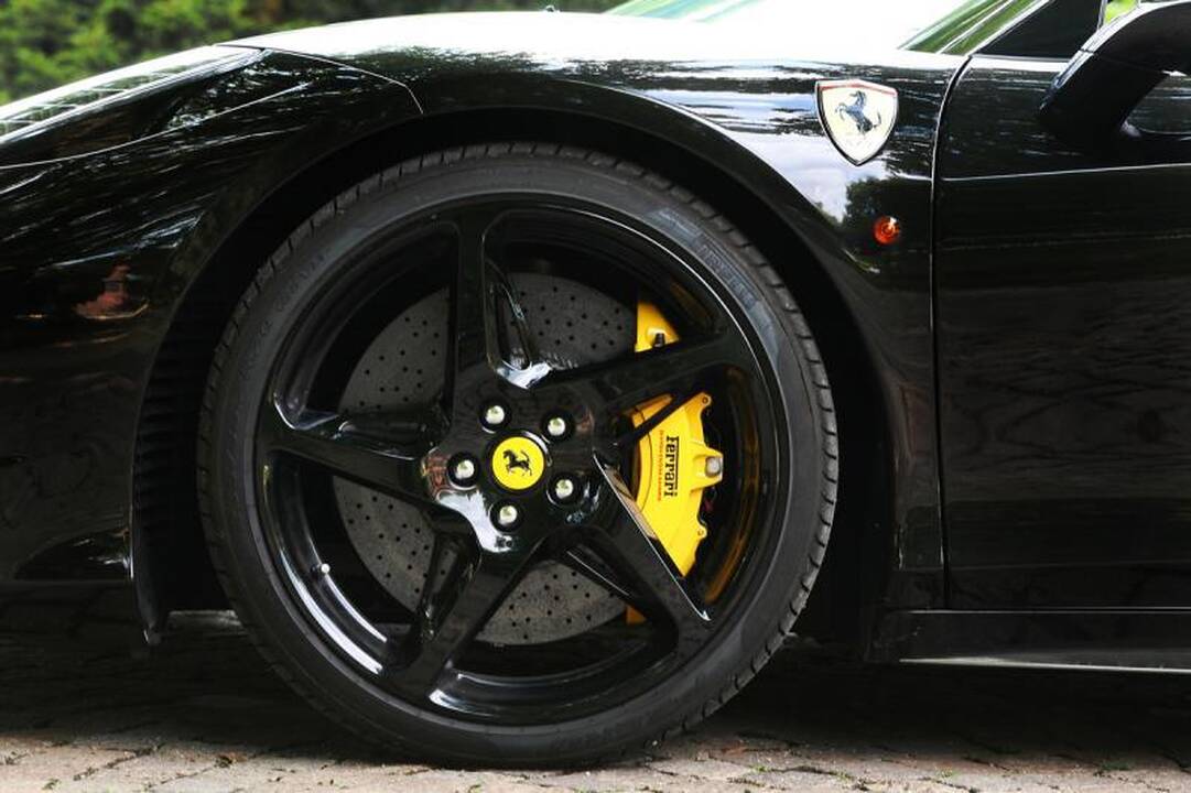 „Ferrari“, kurio stogas spindi kaip veidrodis