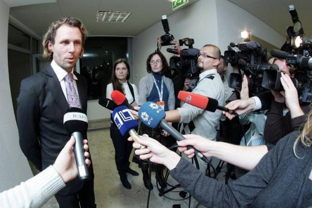 Iš L.Karaliaus Seimo nario mandatas atimtas, iš A.Sacharuko - ne