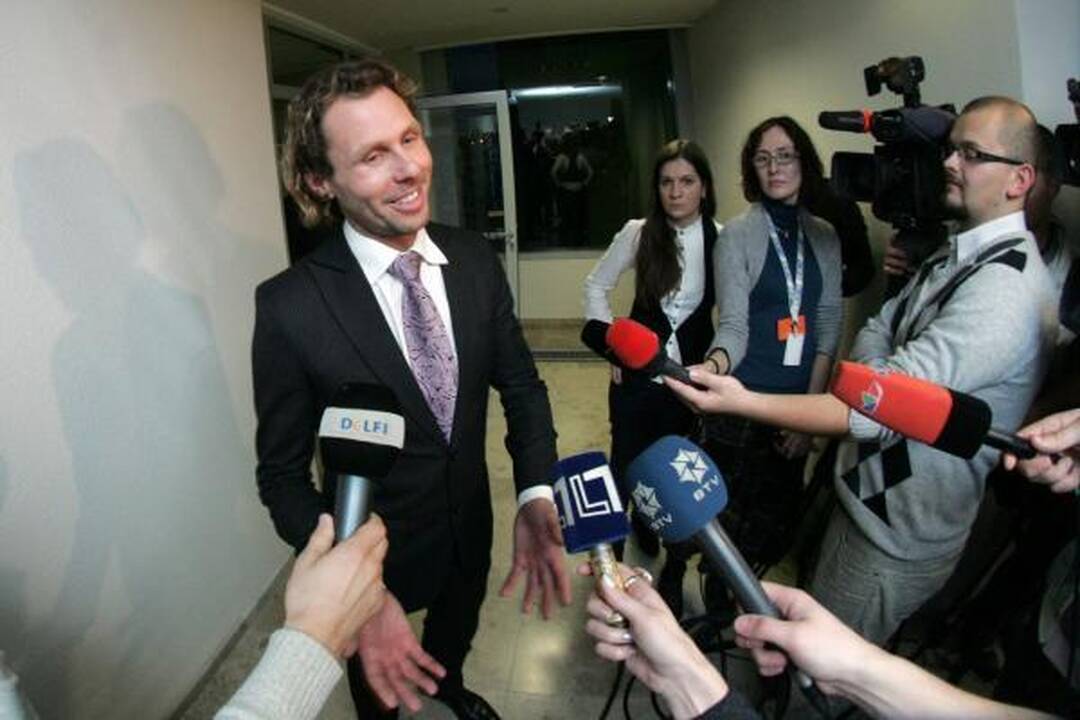 Iš L.Karaliaus Seimo nario mandatas atimtas, iš A.Sacharuko - ne