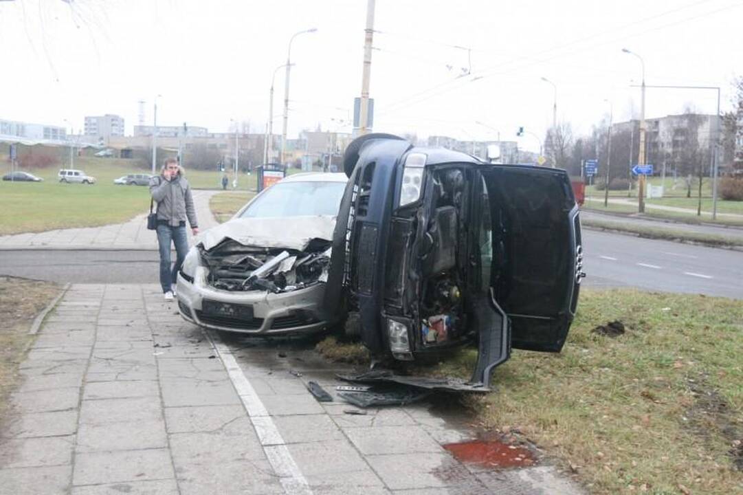 Atlikdamas chuliganišką manevrą Vilniuje apsivertė automobilis „Audi“ 