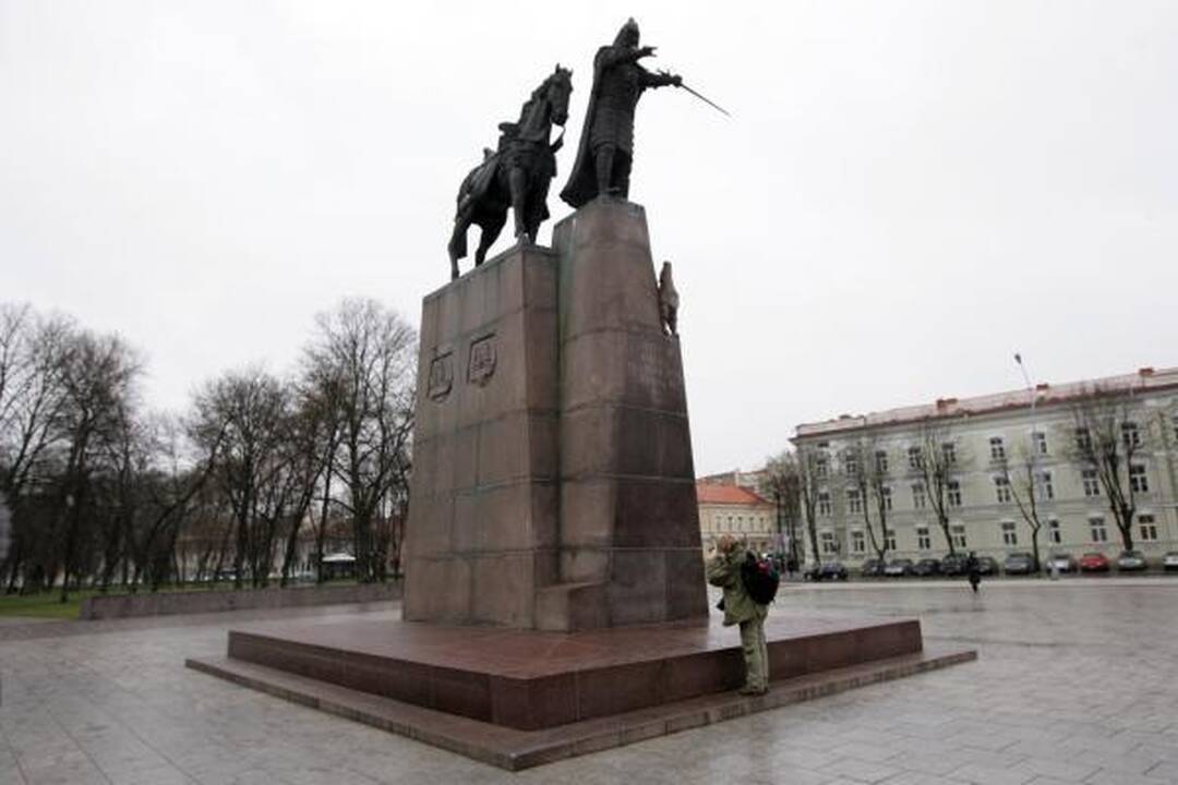 Vilniuje vandalai išniekino Užupio angelą, Mindaugo ir Gedimino paminklus