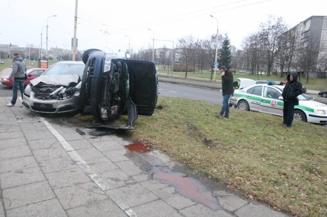 Atlikdamas chuliganišką manevrą Vilniuje apsivertė automobilis „Audi“ 