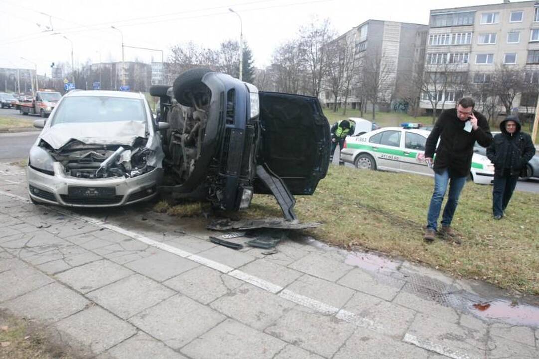 Atlikdamas chuliganišką manevrą Vilniuje apsivertė automobilis „Audi“ 