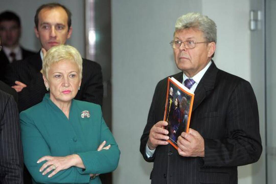 Iš L.Karaliaus Seimo nario mandatas atimtas, iš A.Sacharuko - ne