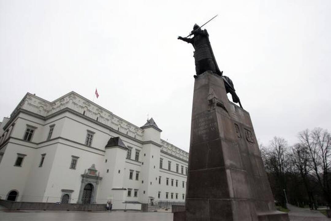 Vilniuje vandalai išniekino Užupio angelą, Mindaugo ir Gedimino paminklus