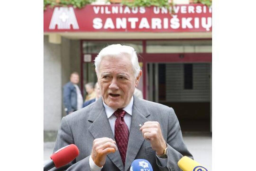 Prezidentas V.Adamkus grįžo namo