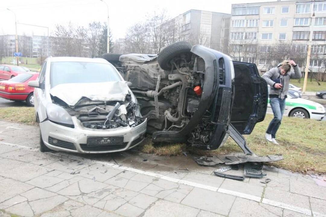 Atlikdamas chuliganišką manevrą Vilniuje apsivertė automobilis „Audi“ 