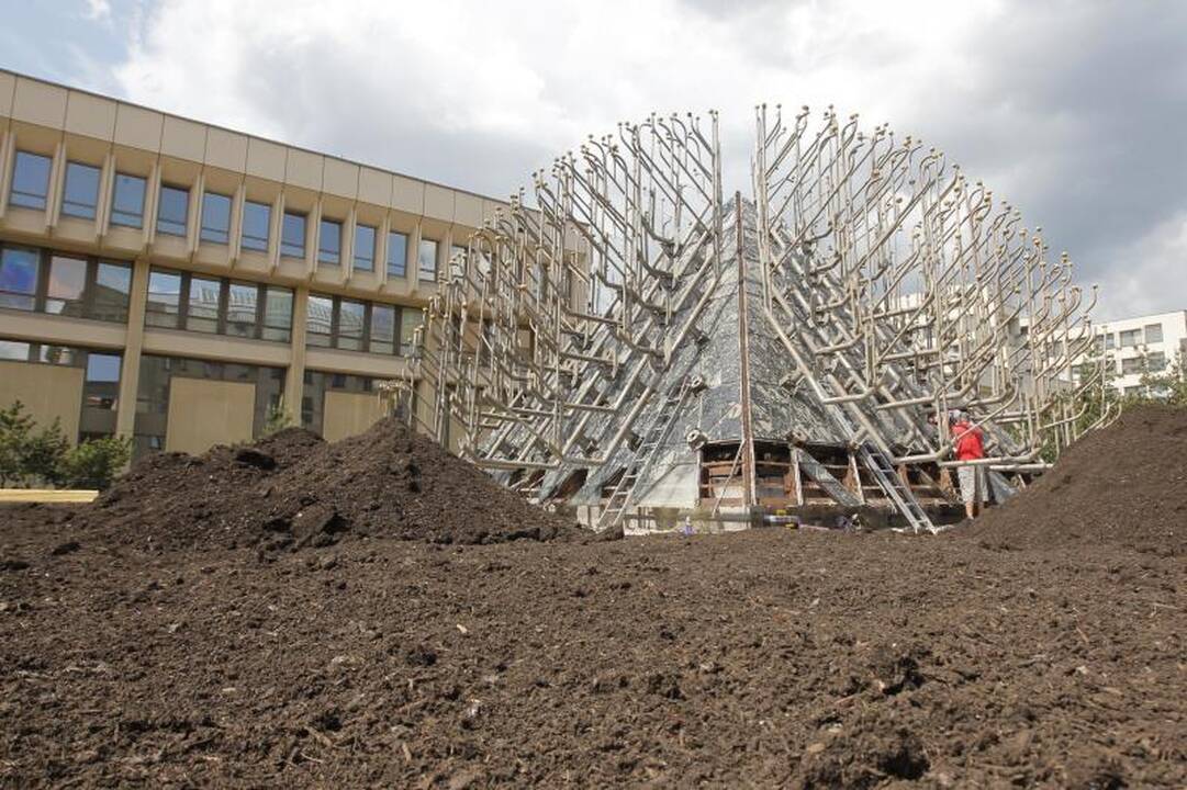 Paskutinę akimirką apdaužytas Seimo fontanas virto piramide-žemėlapiu