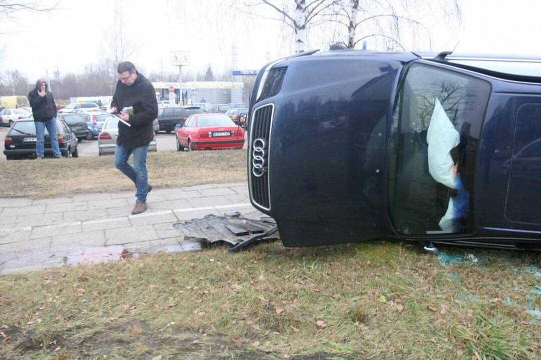Atlikdamas chuliganišką manevrą Vilniuje apsivertė automobilis „Audi“ 