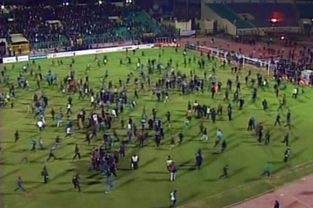 Egipte per futbolo aistruolių riaušes žuvo mažiausiai 74 žmonės