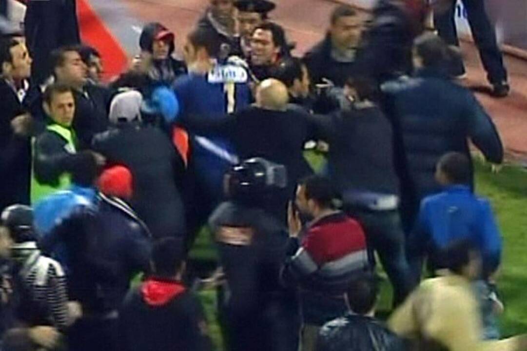 Egipte per futbolo aistruolių riaušes žuvo mažiausiai 74 žmonės
