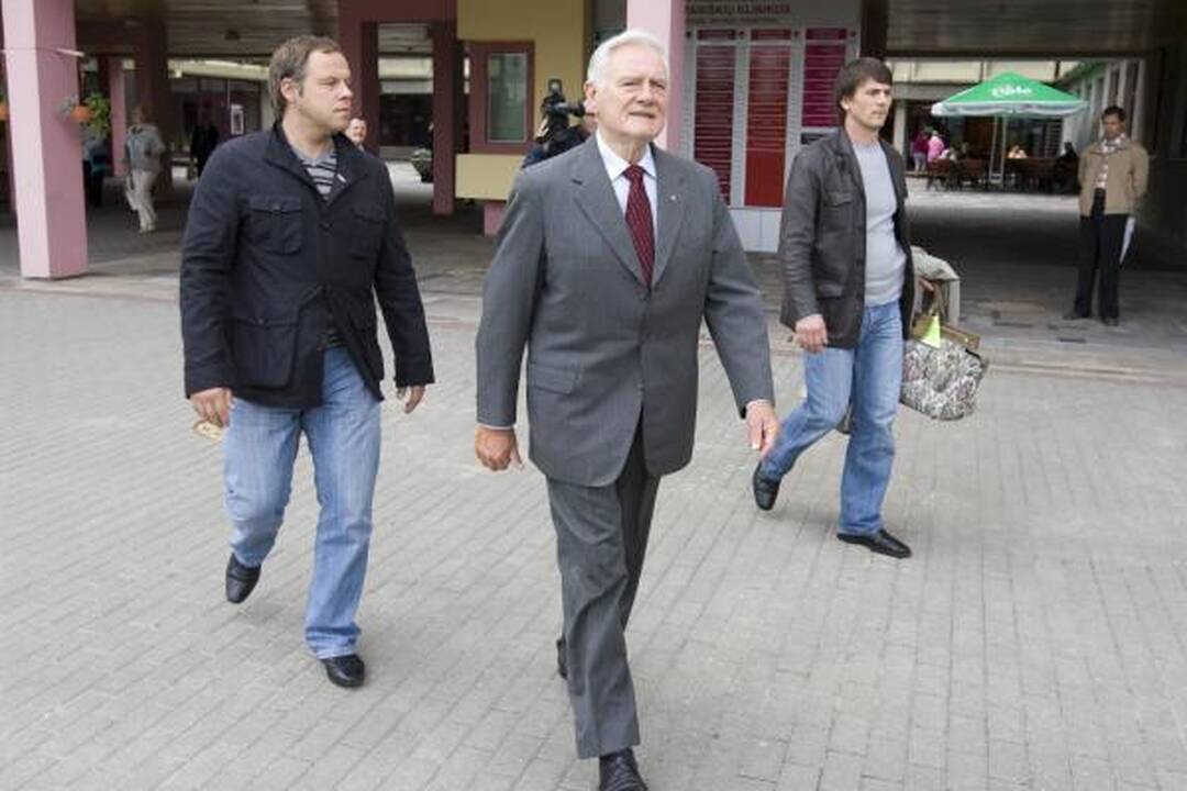 Prezidentas V.Adamkus grįžo namo
