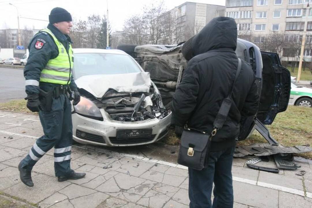 Atlikdamas chuliganišką manevrą Vilniuje apsivertė automobilis „Audi“ 