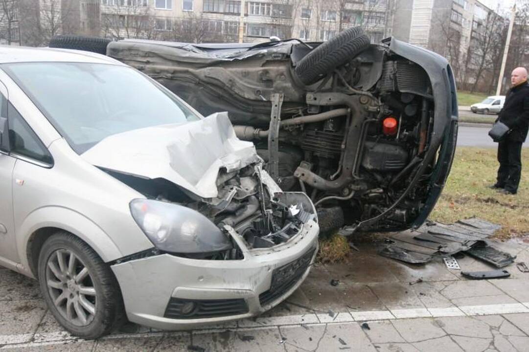 Atlikdamas chuliganišką manevrą Vilniuje apsivertė automobilis „Audi“ 