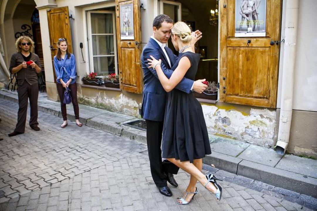 „Tango Salon“ – apie moters grožį ir pastangas suvilioti vyrą 