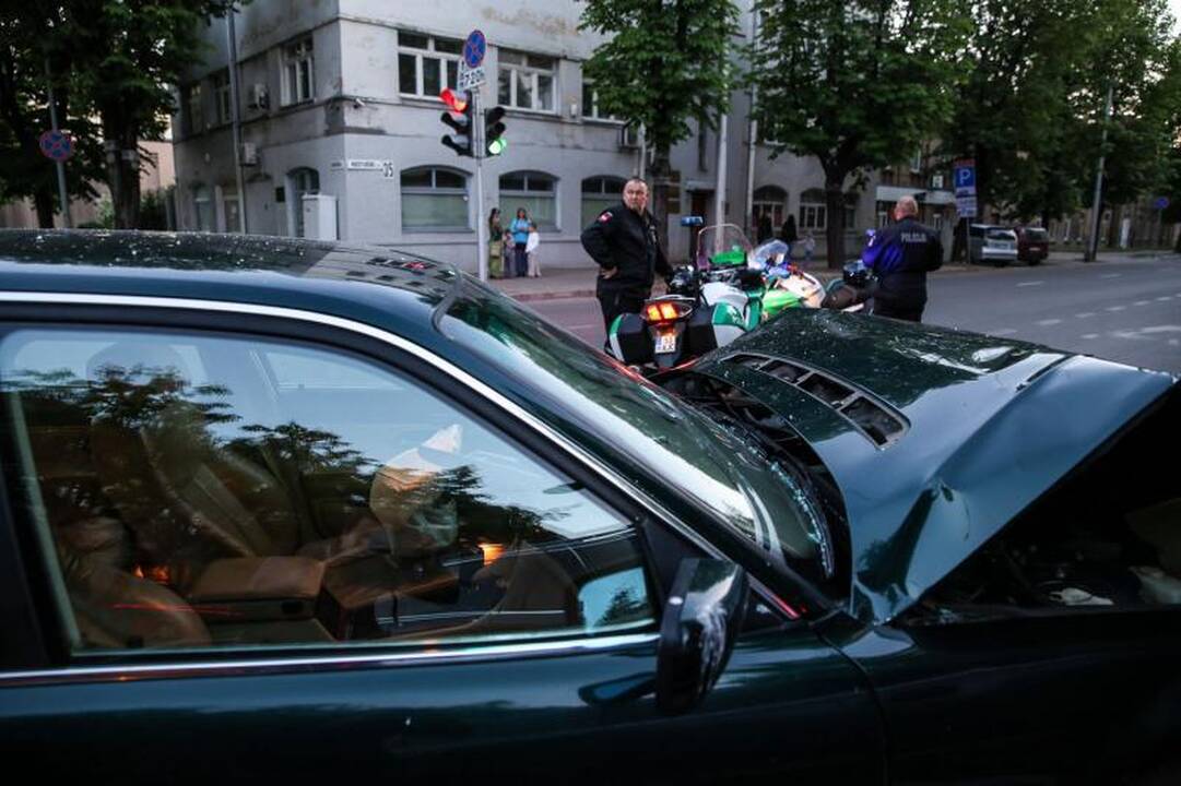 Kaune per trijų automobilių avariją sužeista moteris