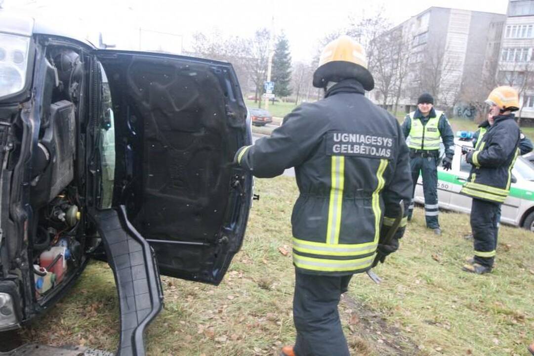 Atlikdamas chuliganišką manevrą Vilniuje apsivertė automobilis „Audi“ 